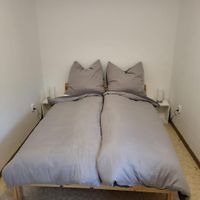 Schlafzimmer mit Doppel- und Etagenbett